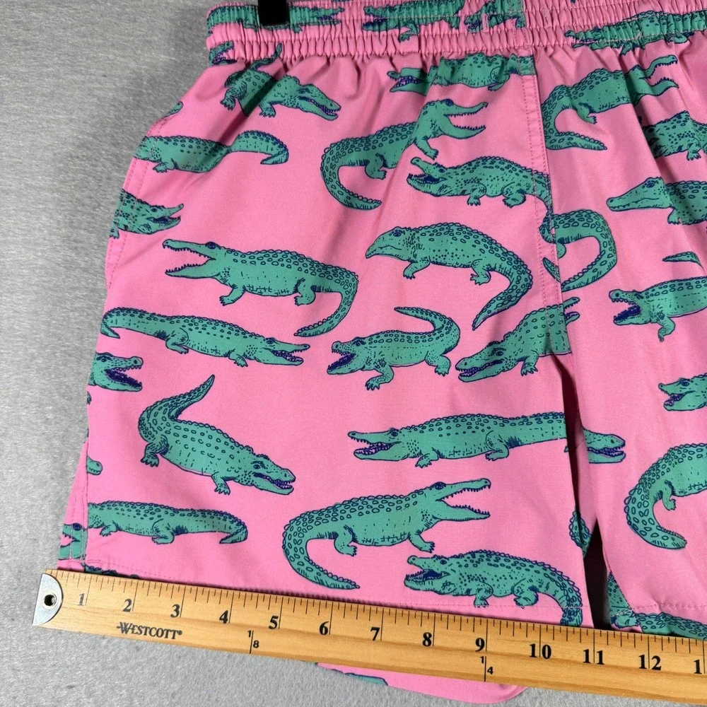 Chubbies Mens Pink Alligator Print Swim Trunks 5.5 Inseam Small ES24SW0013H